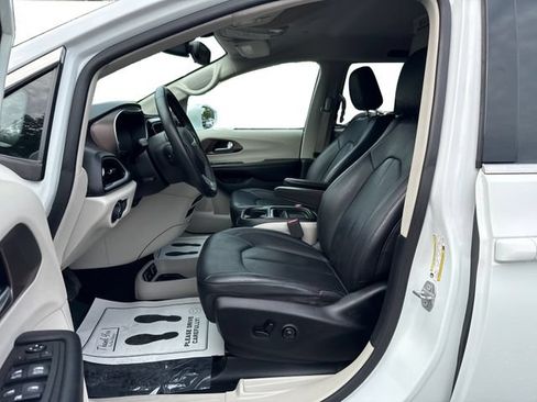 Used 2018 Chrysler Pacifica Touring-L FWD image 10