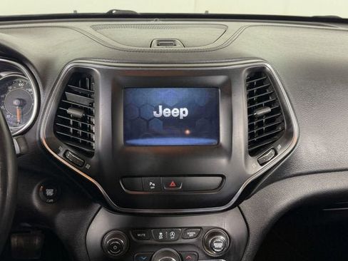 Used 2019 Jeep Cherokee Latitude Plus FWD image 12
