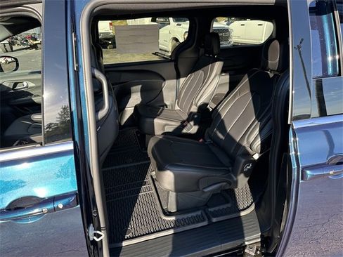 New 2025 Chrysler Pacifica Select image 13