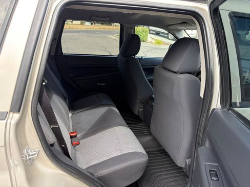Used 2010 Jeep Grand Cherokee Laredo AWD/4WD image 7