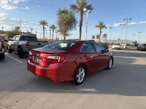 Used 2014 Toyota Camry SE w/ Moonroof Package FWD image 5