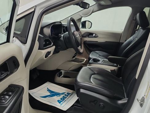 Used 2024 Chrysler Pacifica Touring-L image 7