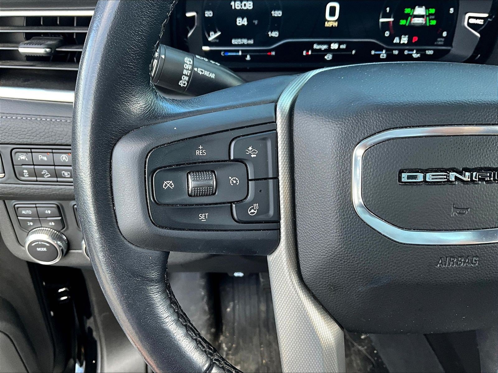 Used 2022 GMC Yukon XL Denali AWD/4WD image 11