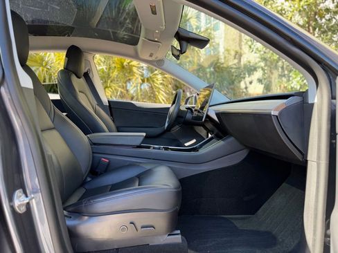 Used 2021 Tesla Model Y Long Range image 33