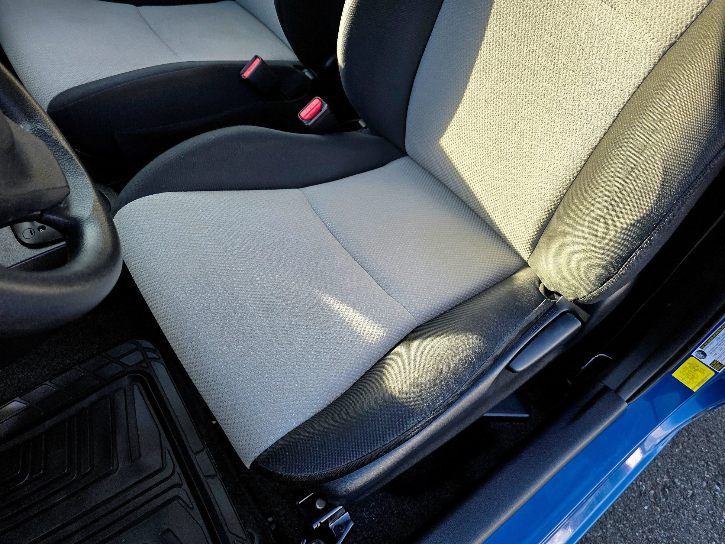 Used 2013 Toyota Yaris L FWD image 38