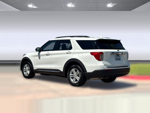 Used 2024 Ford Explorer XLT RWD image 3