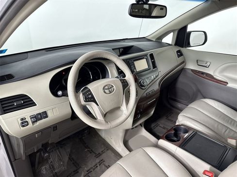Used 2014 Toyota Sienna XLE image 4