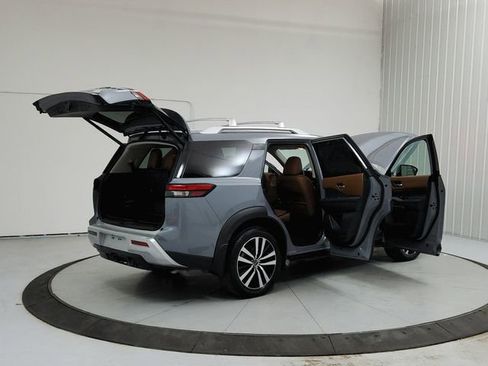 Used 2023 Nissan Pathfinder Platinum w/ Black Appearance Package image 15