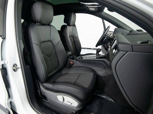 Certified 2025 Porsche Macan image 33