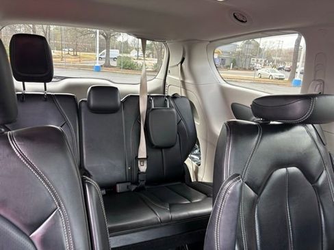 Used 2023 Chrysler Pacifica Touring-L FWD image 23