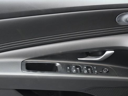 Used 2025 Hyundai Elantra Limited FWD image 21