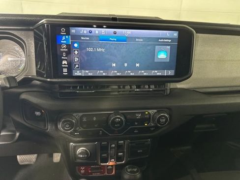 Used 2024 Jeep Wrangler Unlimited image 21