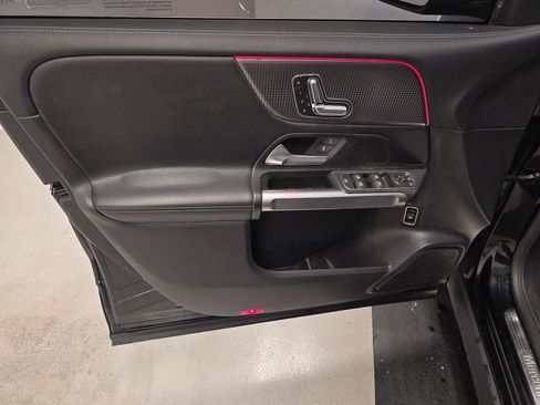 Used 2021 Mercedes-Benz GLB 250 w/ Premium Package image 11