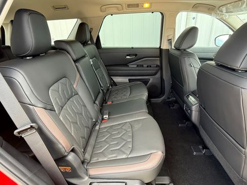 New 2026 Nissan Pathfinder Platinum AWD/4WD image 14