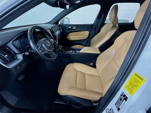 Used 2020 Volvo XC60 T5 Momentum image 6