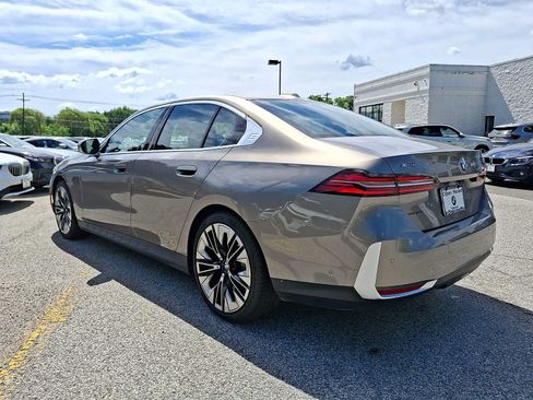 Used 2025 BMW 530i xDrive w/ Premium Package AWD/4WD image 4