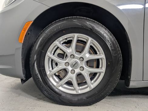 Used 2022 Chrysler Pacifica Touring-L FWD image 11