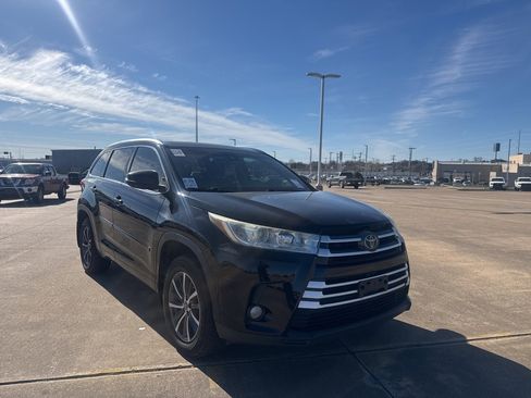 Used 2018 Toyota Highlander XLE image 1