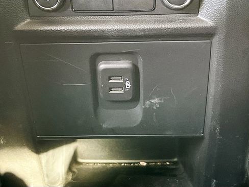 Used 2021 Chevrolet Traverse LT image 25