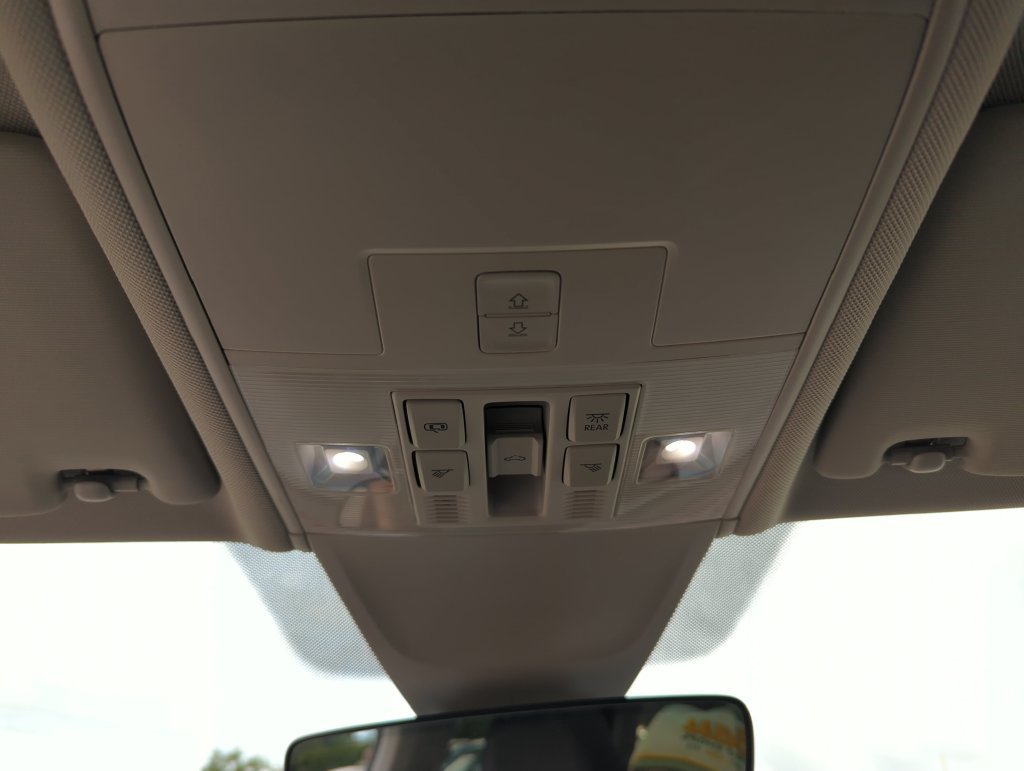 Used 2023 Volkswagen Tiguan SE w/ Panoramic Sunroof Package FWD image 26