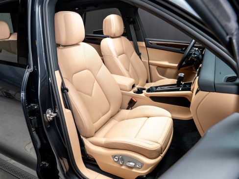 Certified 2025 Porsche Macan AWD/4WD image 36