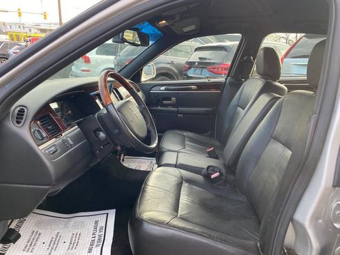 Used 2008 Lincoln Town Car Signature Limited image 9