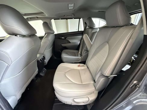 Used 2024 Toyota Highlander XLE AWD/4WD image 19