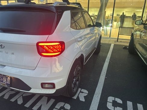 Used 2023 Hyundai Venue Limited w/ Cargo Package image 4