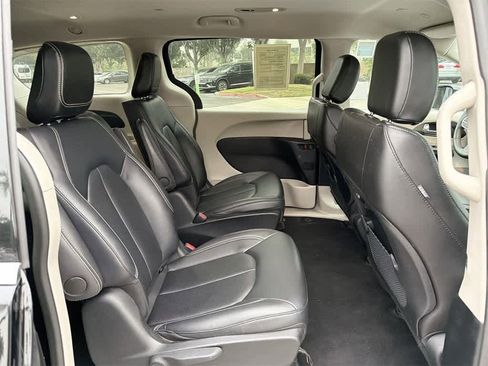 Used 2024 Chrysler Pacifica Select image 33