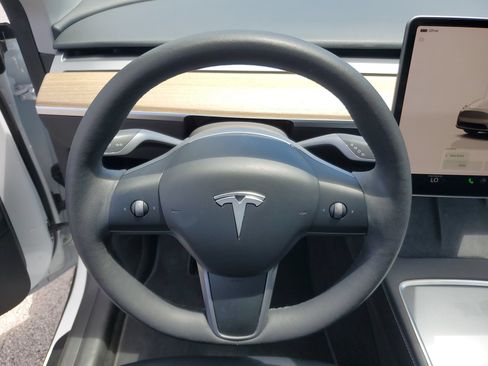 Used 2023 Tesla Model Y 2WD image 22