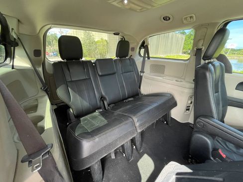 Used 2014 Chrysler Town & Country Touring FWD image 27