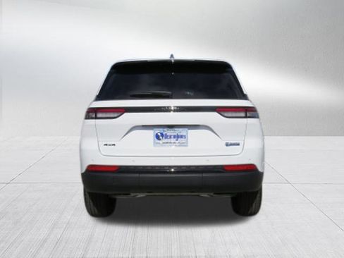 New 2025 Jeep Grand Cherokee Altitude image 4