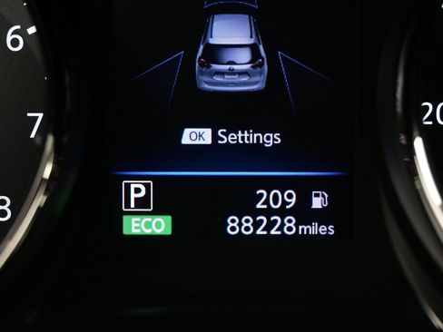 Used 2018 Nissan Rogue SV FWD image 25