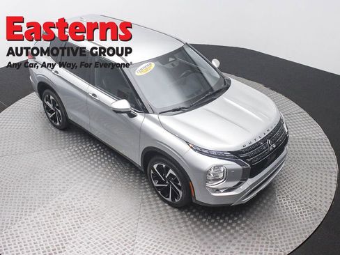 Used 2023 Mitsubishi Outlander SE AWD/4WD image 3