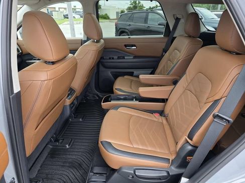 Used 2025 Nissan Pathfinder Platinum FWD image 7