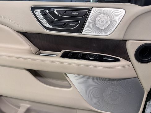 Used 2020 Lincoln Navigator Reserve w/ Luxury Package RWD image 18