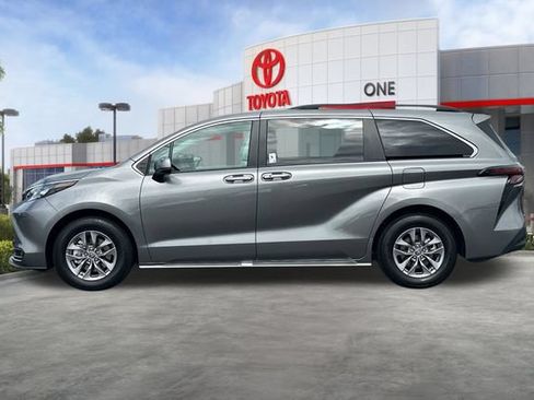Used 2026 Toyota Sienna XLE FWD image 9