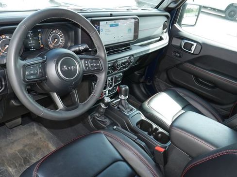 Used 2025 Jeep Gladiator Rubicon w/ Convenience Group AWD/4WD image 15