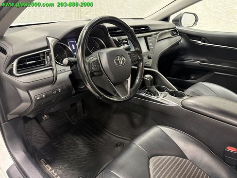 Used 2019 Toyota Camry SE FWD image 3