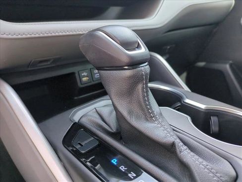 Used 2022 Toyota Highlander XLE FWD image 12