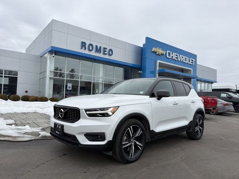 Used 2019 Volvo XC40 T5 R-Design image 1
