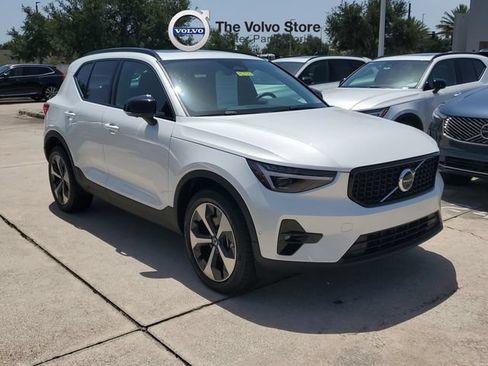 Certified 2026 Volvo XC40 B5 Plus AWD/4WD image 2