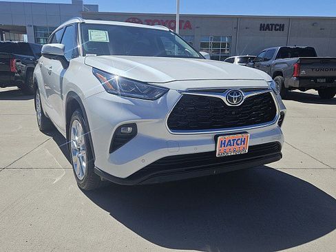 Used 2025 Toyota Highlander Limited AWD/4WD image 4
