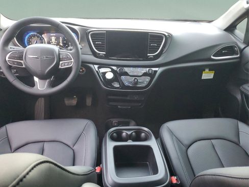 New 2026 Chrysler Voyager LX image 9