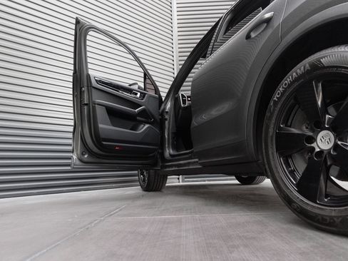 Certified 2020 Porsche Cayenne AWD/4WD image 13