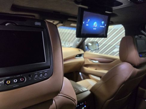 Used 2017 Cadillac Escalade Platinum RWD image 29