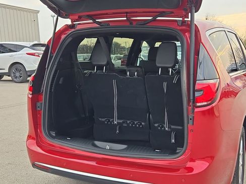 Used 2025 Chrysler Pacifica Select image 25