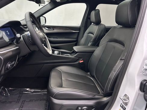 New 2025 Jeep Grand Cherokee Limited image 12