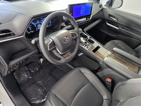 Used 2025 Toyota Sienna Platinum image 10