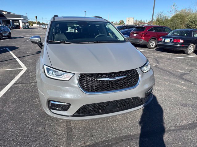 Used 2023 Chrysler Pacifica Limited w/ Uconnect Theater Family Group AWD/4WD image 3